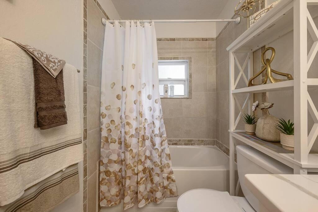 Golden Greek Getaway Chic House In Heart Of Tampa Villa Екстериор снимка