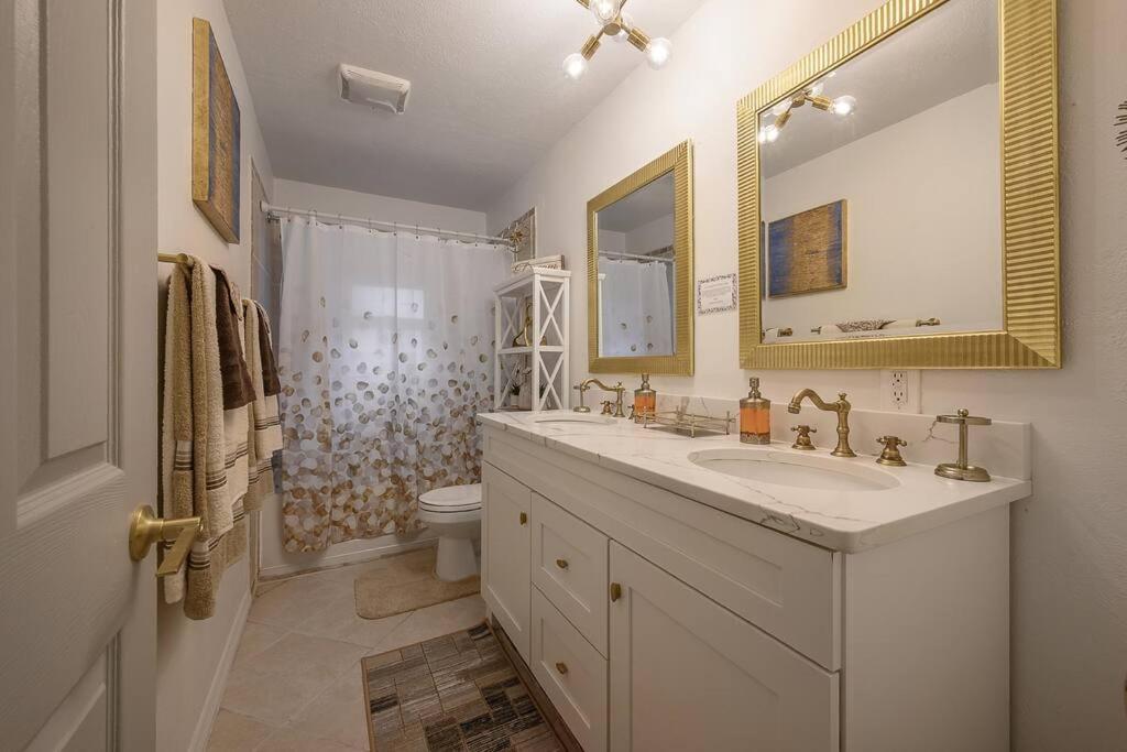 Golden Greek Getaway Chic House In Heart Of Tampa Villa Екстериор снимка